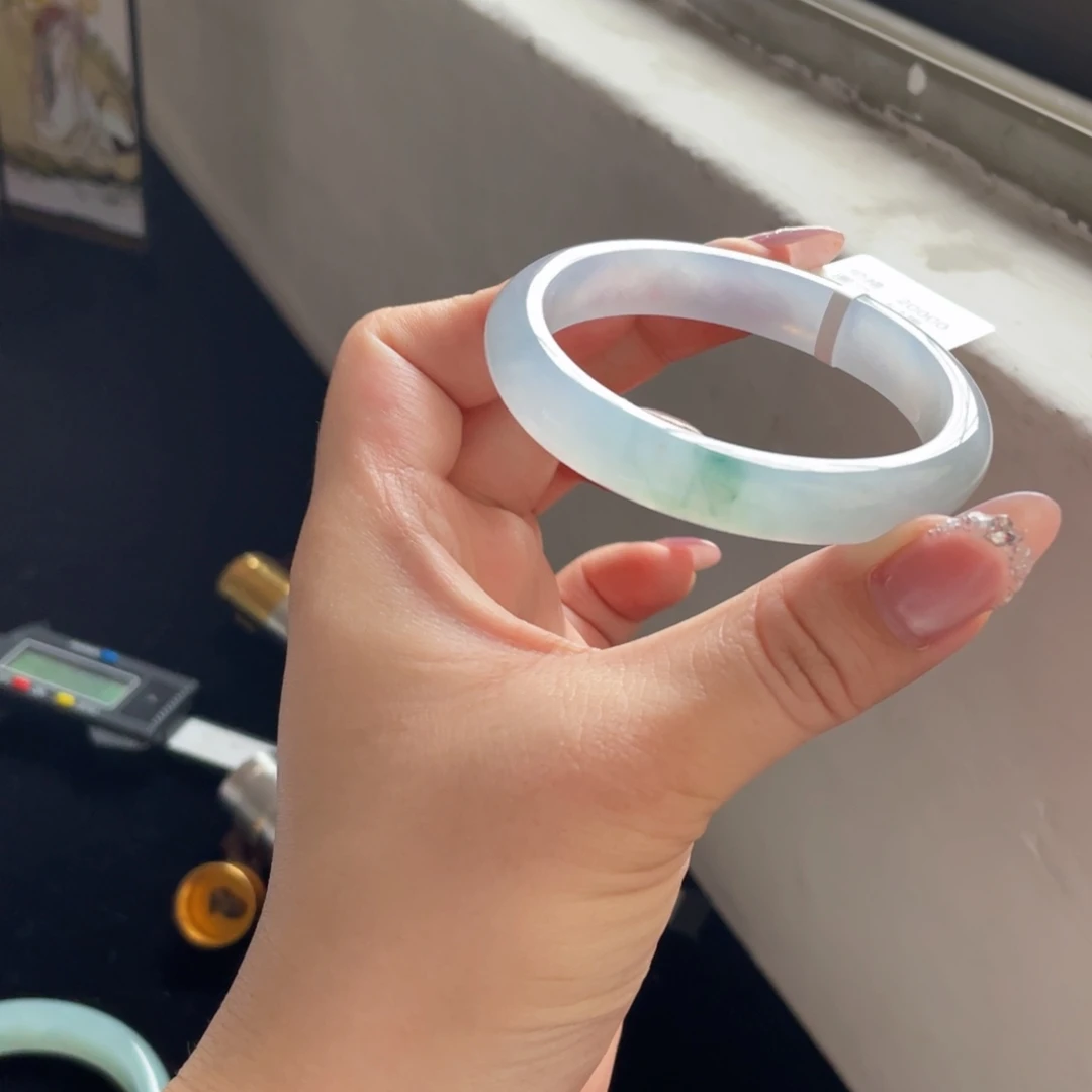 翡翠手镯未镶嵌翡翠手镯