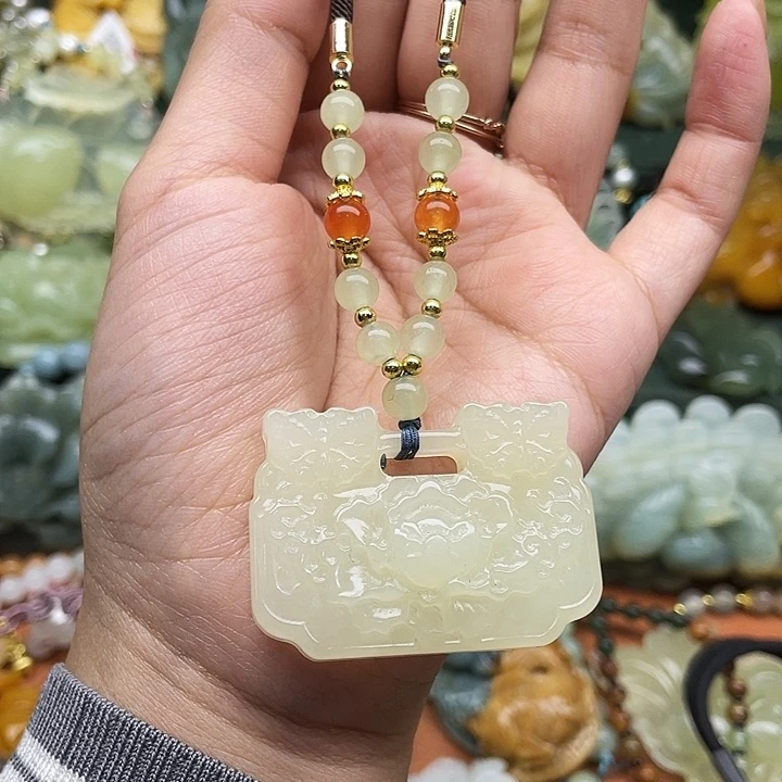 蛇纹石玉吊坠合金