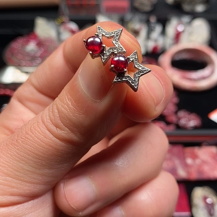 天然辰砂晶体耳钉