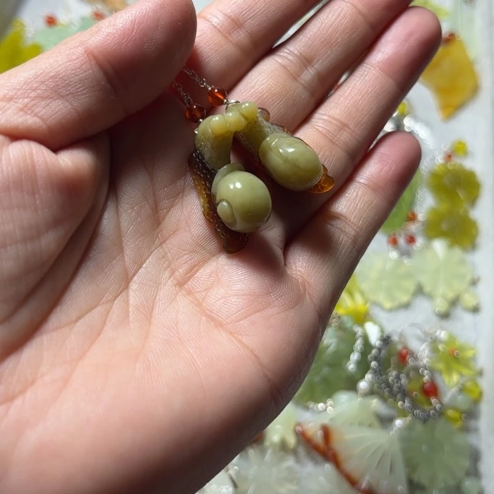 蛇纹石玉合金吊坠