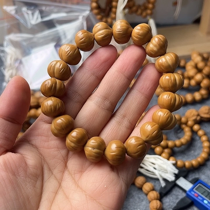 赴***晚猴头核桃手串黑点