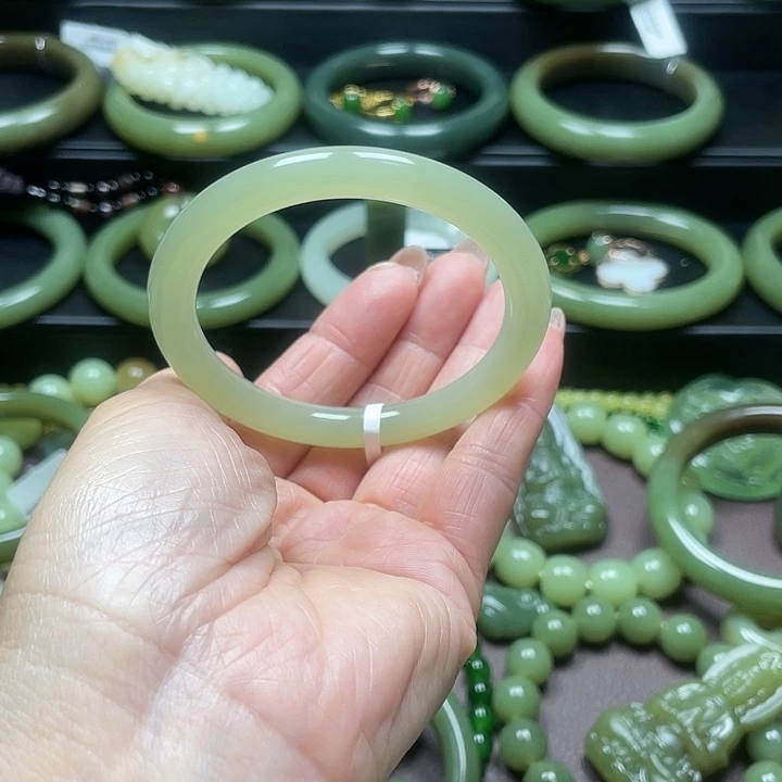 和田玉未镶嵌手镯