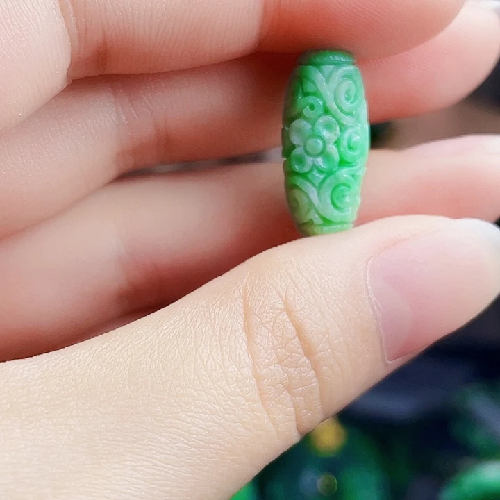 翡翠未镶嵌颈饰多样性