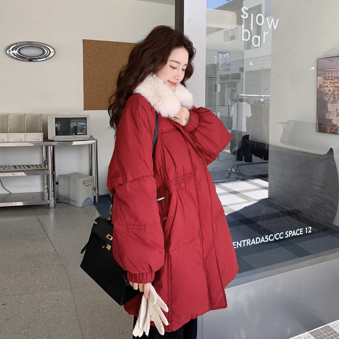 红色气质温柔风毛绒拼接90白鸭绒羽绒服女2025冬季新款抽绳面包服
