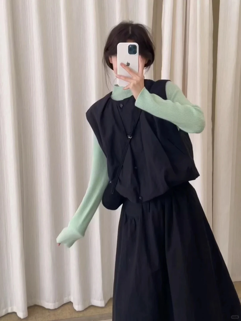简约百搭时尚套装冬季豆绿色长袖上衣黑色马甲松紧腰半身裙三件套