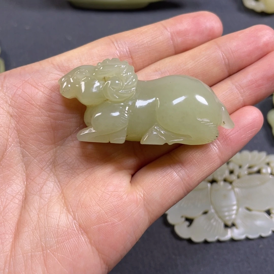 此***缘和田玉未镶嵌颈饰