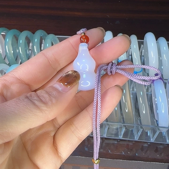 柚***子软玉未镶嵌颈饰高冰透软玉未镶嵌颈饰