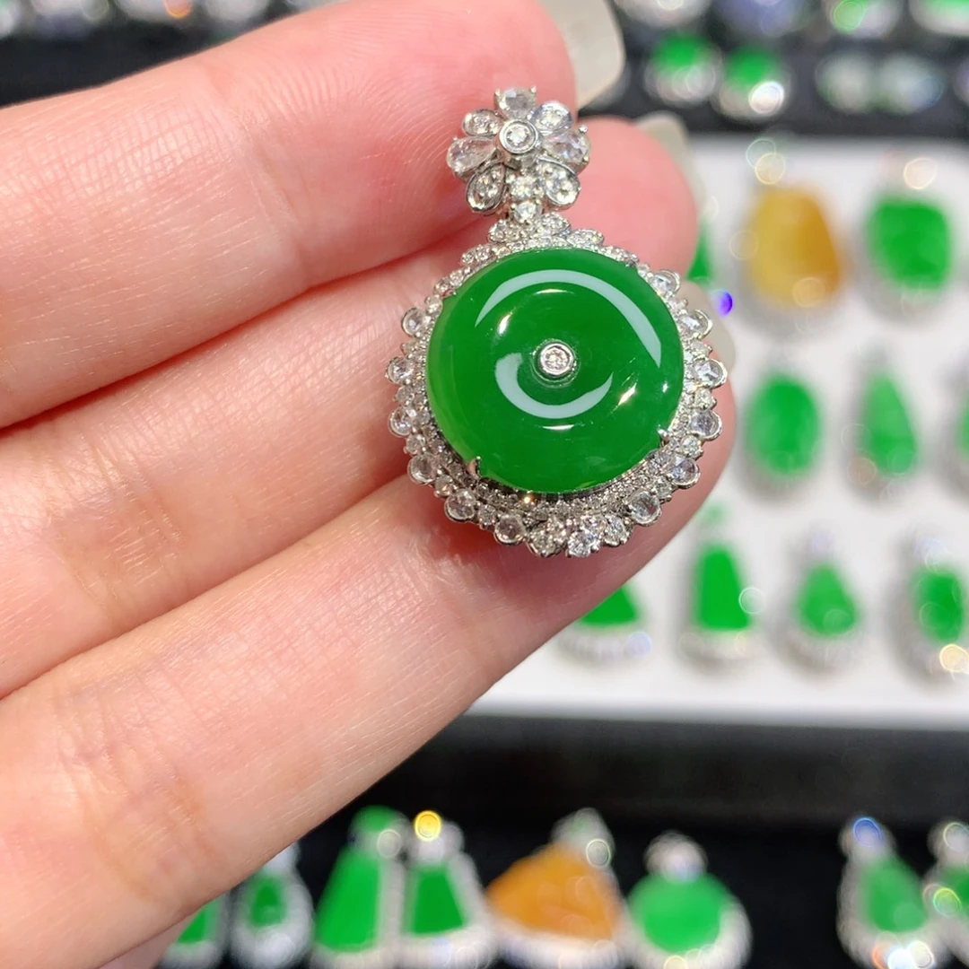 翡翠18K金镶嵌颈饰