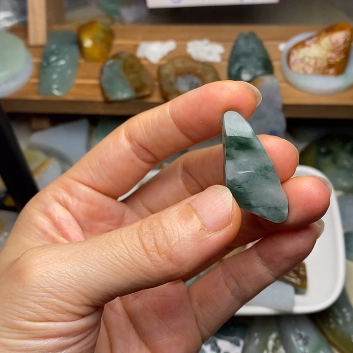 颈饰未镶嵌翡翠天然
