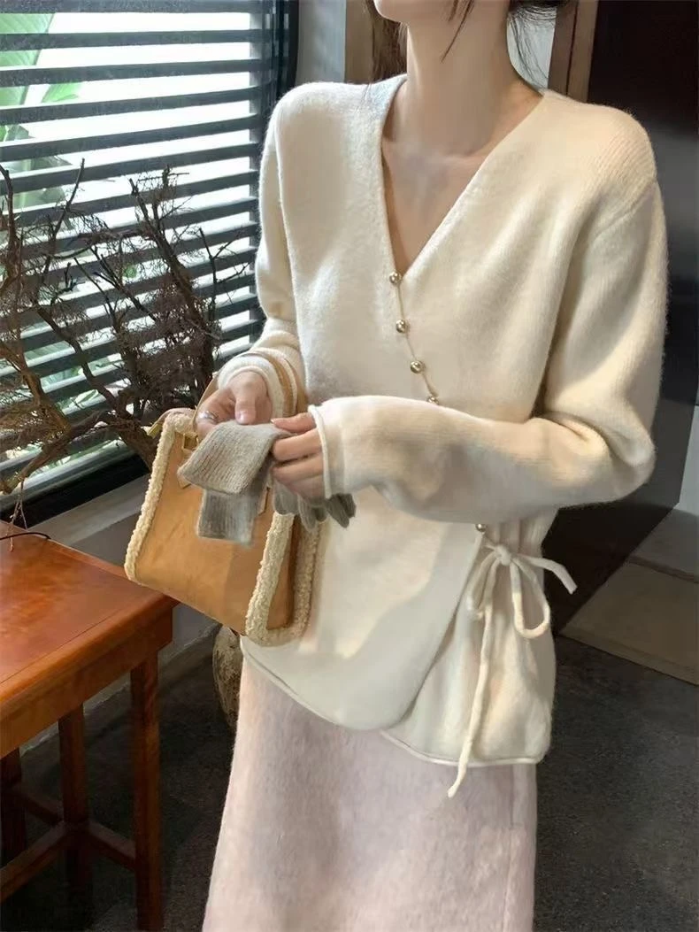 36区白色复古不规则V领系绳长袖针织毛衣女开衫