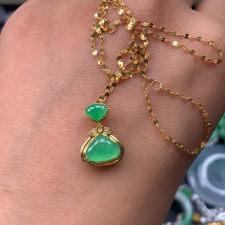 翡翠18K金镶嵌颈饰爱心