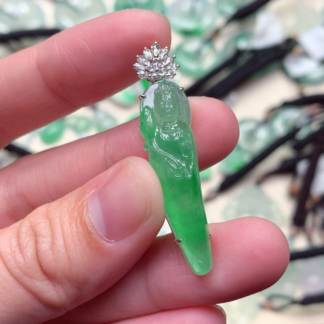 翡翠18K金镶嵌颈饰观音