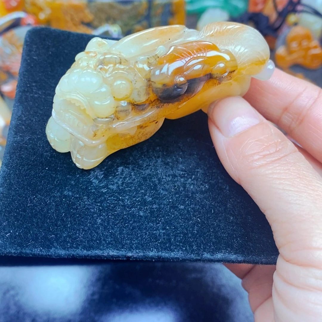 未镶嵌石英质玉（黄龙玉）颈饰