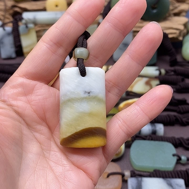 未镶嵌蛇纹石玉颈饰