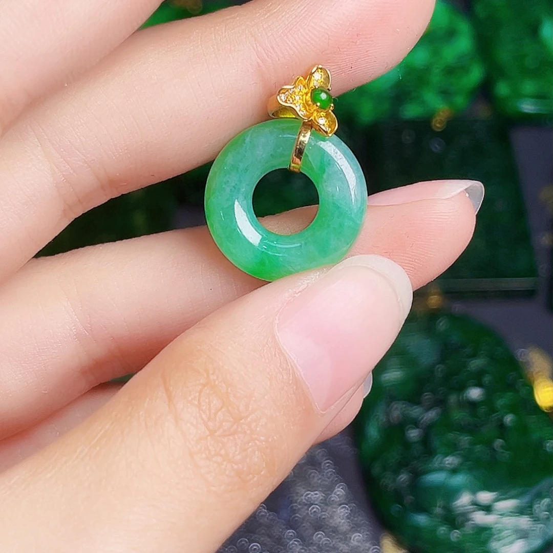 颈饰18K金镶嵌翡翠多样性