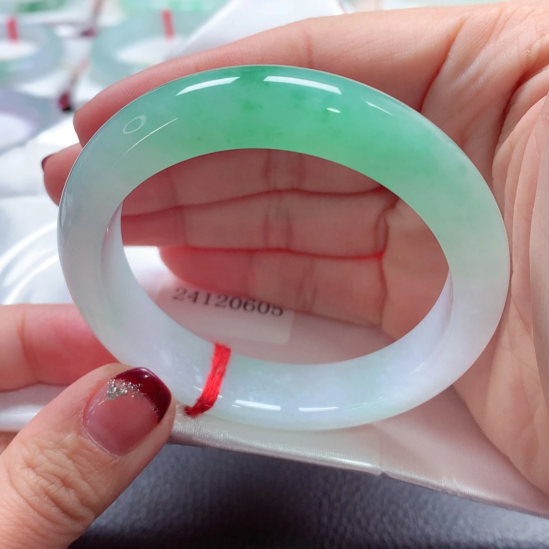 翡翠手镯未镶嵌天然A货翡翠