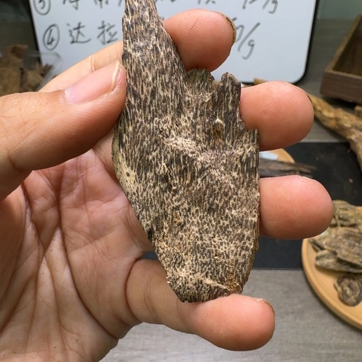 文莱黑棋九分沉5.3克。