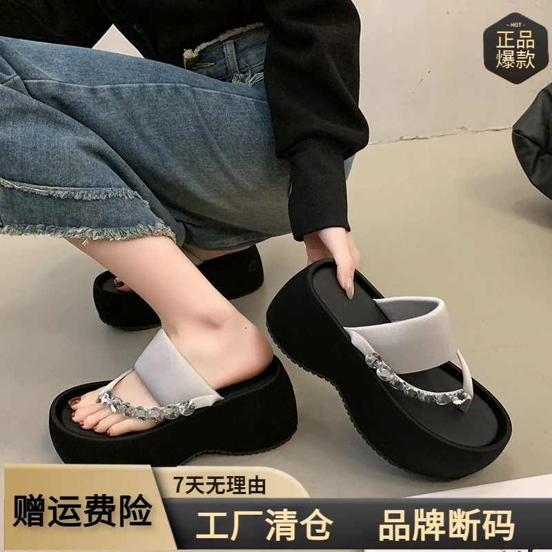 绝美水钻厚底增高跟人字拖女夏外穿2025新款小个子显腿沙滩凉拖鞋