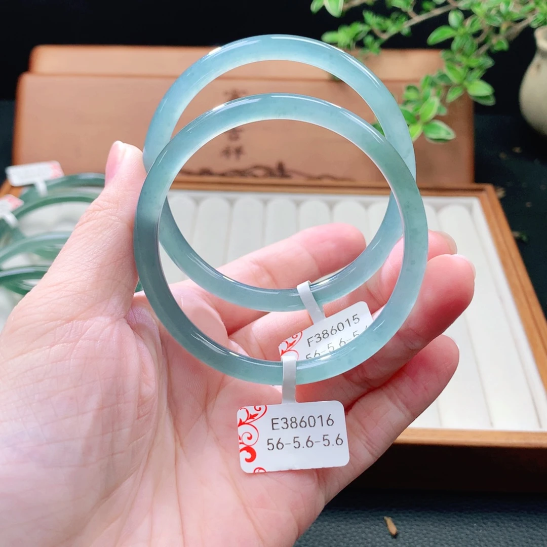 未镶嵌手镯（圆镯）翡翠