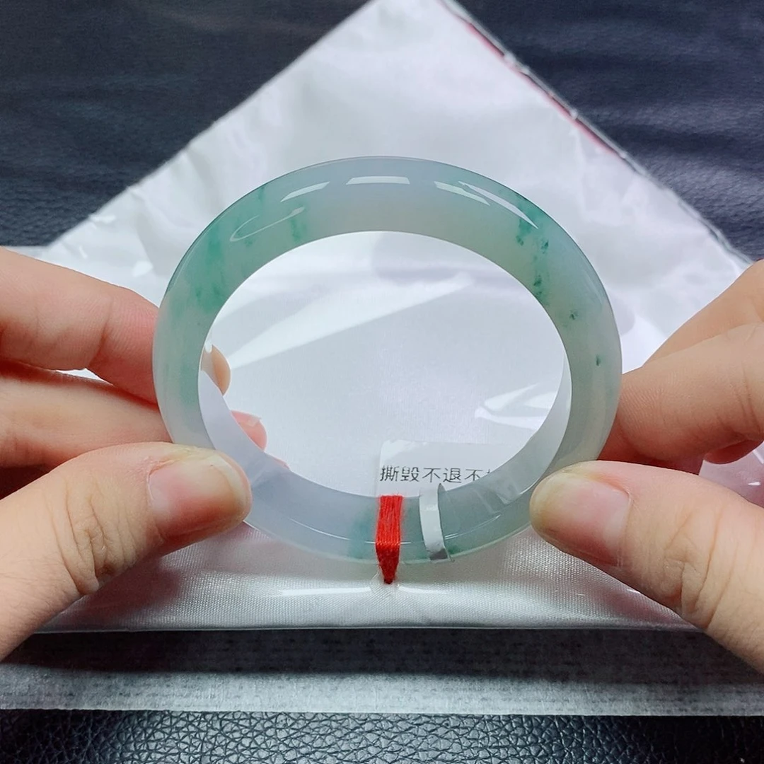 翡翠手镯未镶嵌正装飘花