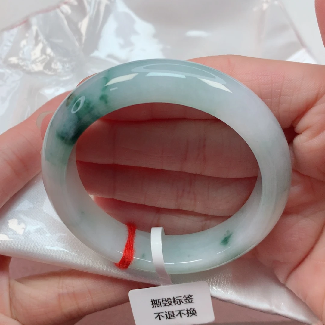 翡翠手镯未镶嵌51.9圈 白底飘绿花