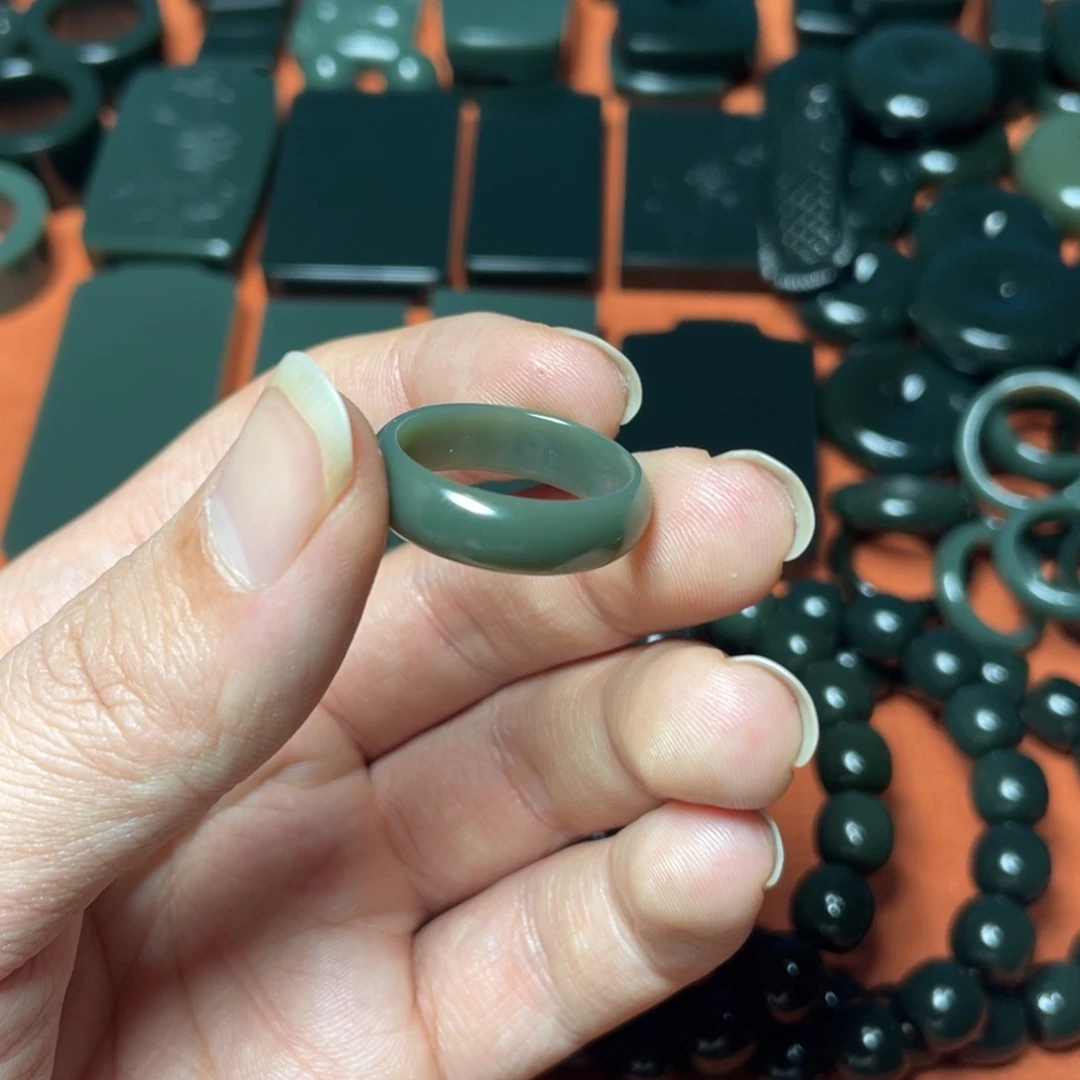 大***直和田玉未镶嵌颈饰