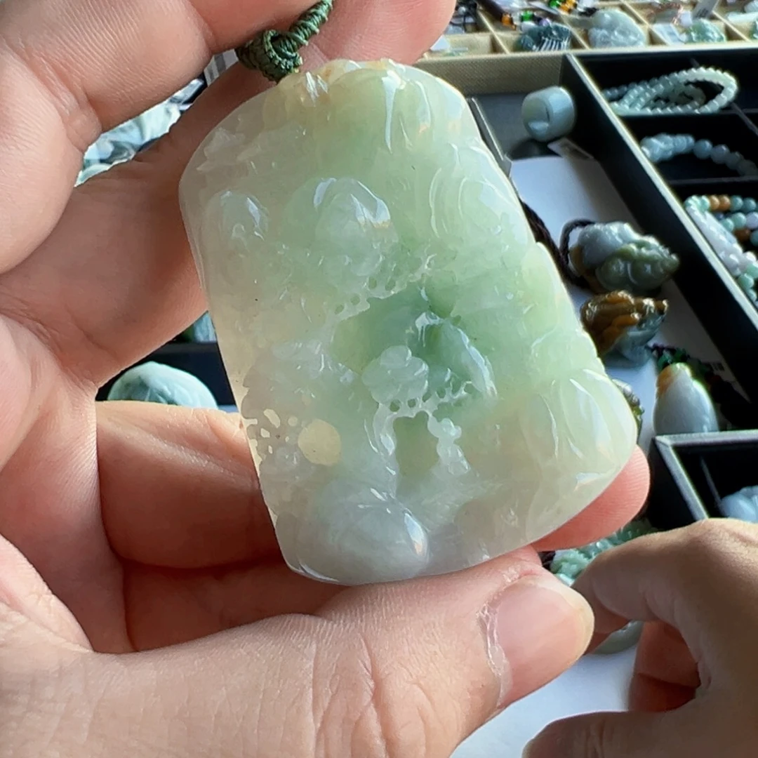 翡翠未镶嵌颈饰山水
