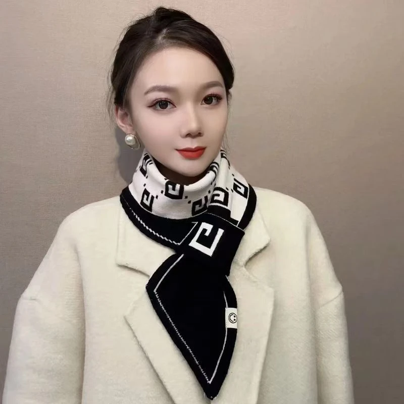 小围巾女款爆款脖护颈女秋冬季保暖洋气加厚高档披肩