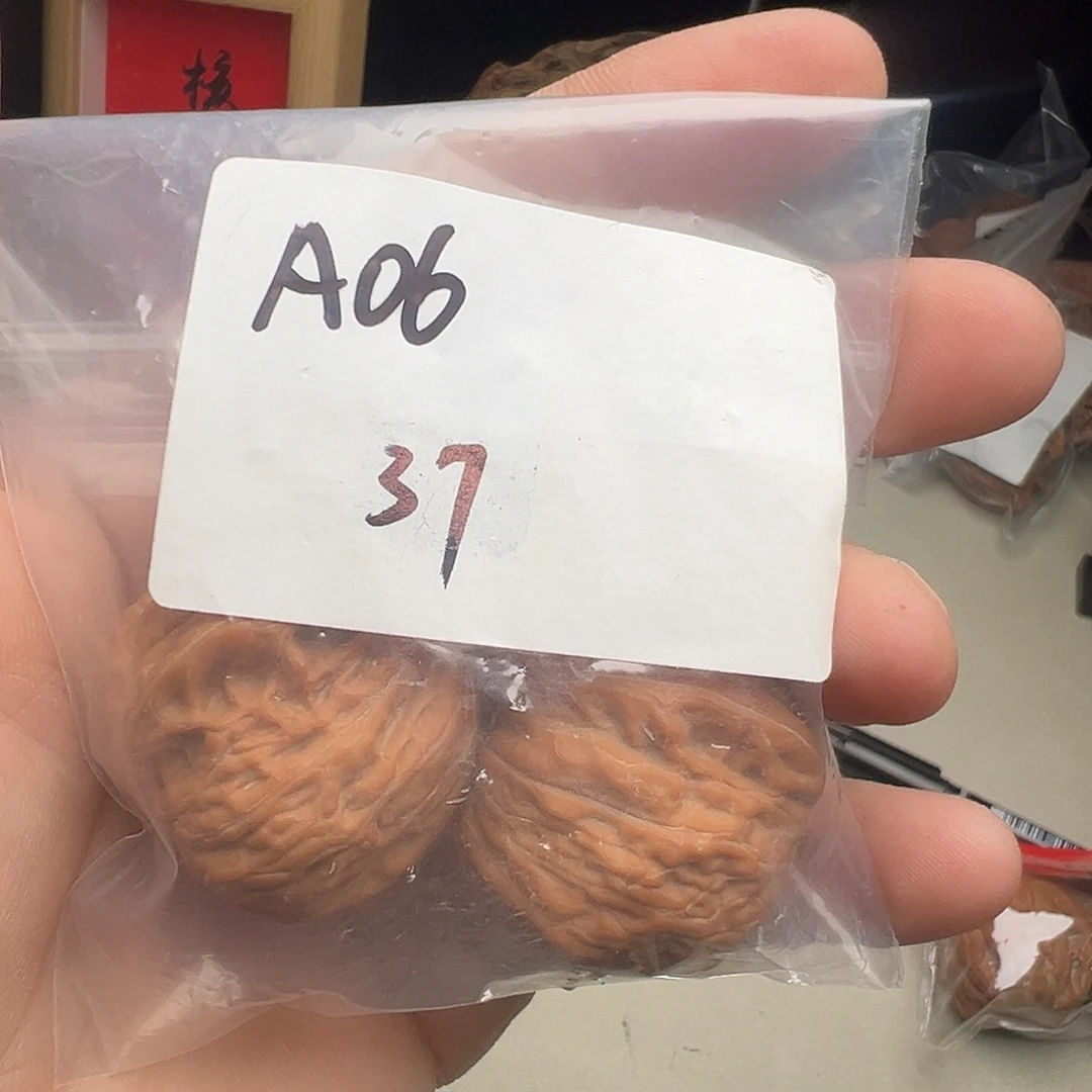 刘***.文玩核桃吊坠铁锤