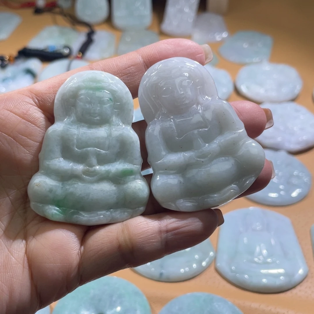翡翠未镶嵌颈饰观音两个，微瑕