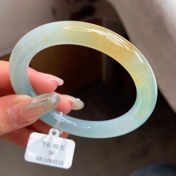 翡翠手镯未镶嵌黄加绿圆条