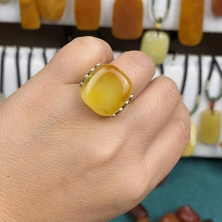 琥珀未镶嵌颈饰戒指