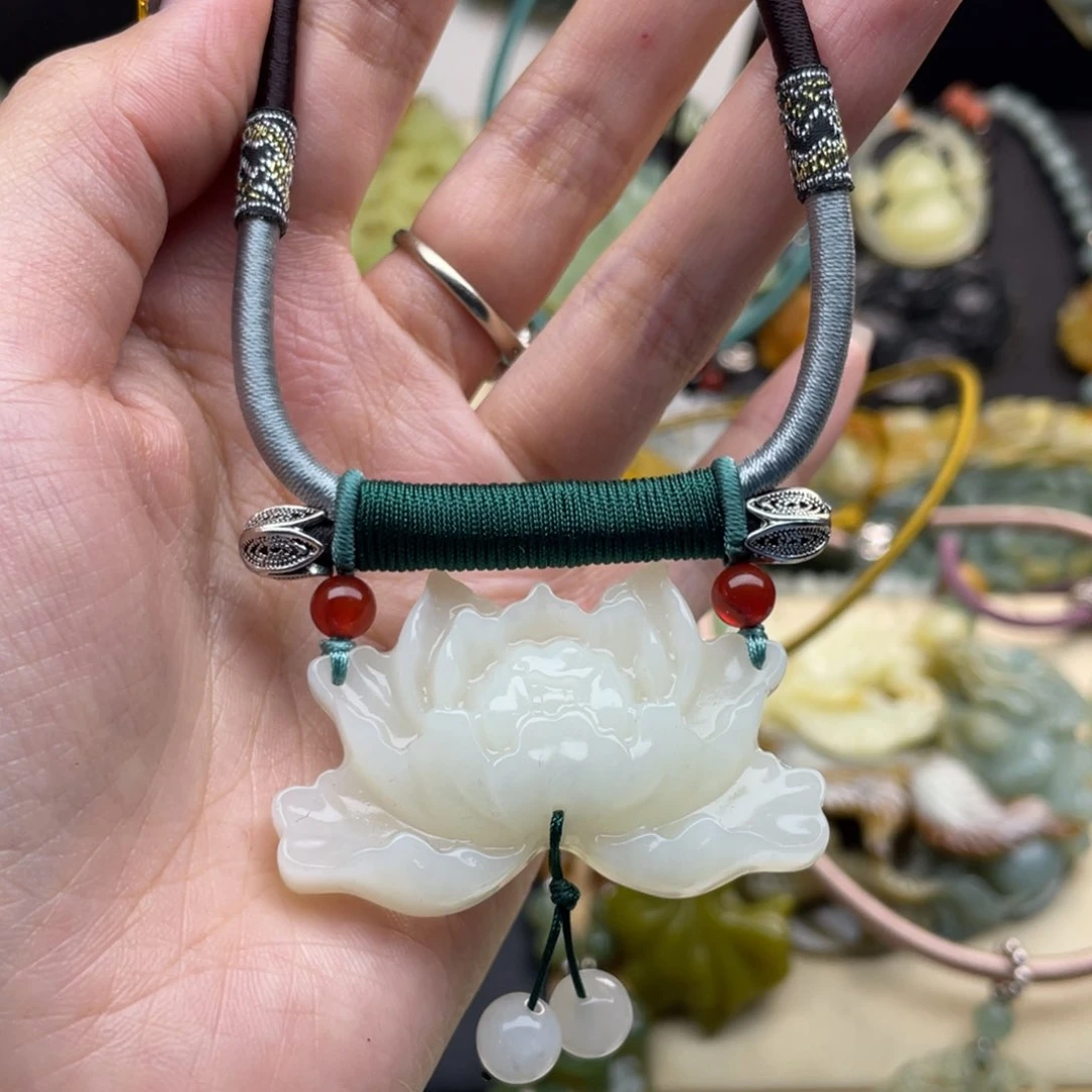 蛇纹石玉颈饰未镶嵌