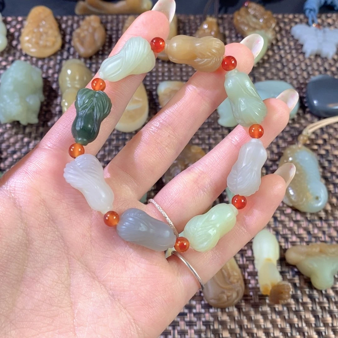 和田玉（糖玉）未镶嵌颈饰白菜多宝