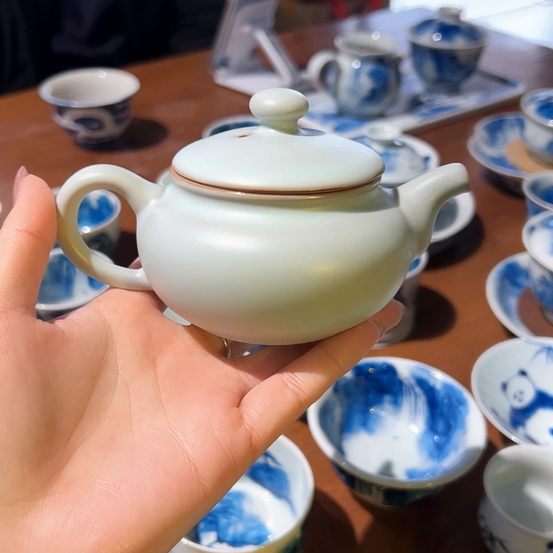 杯青花手绘汝瓷壶