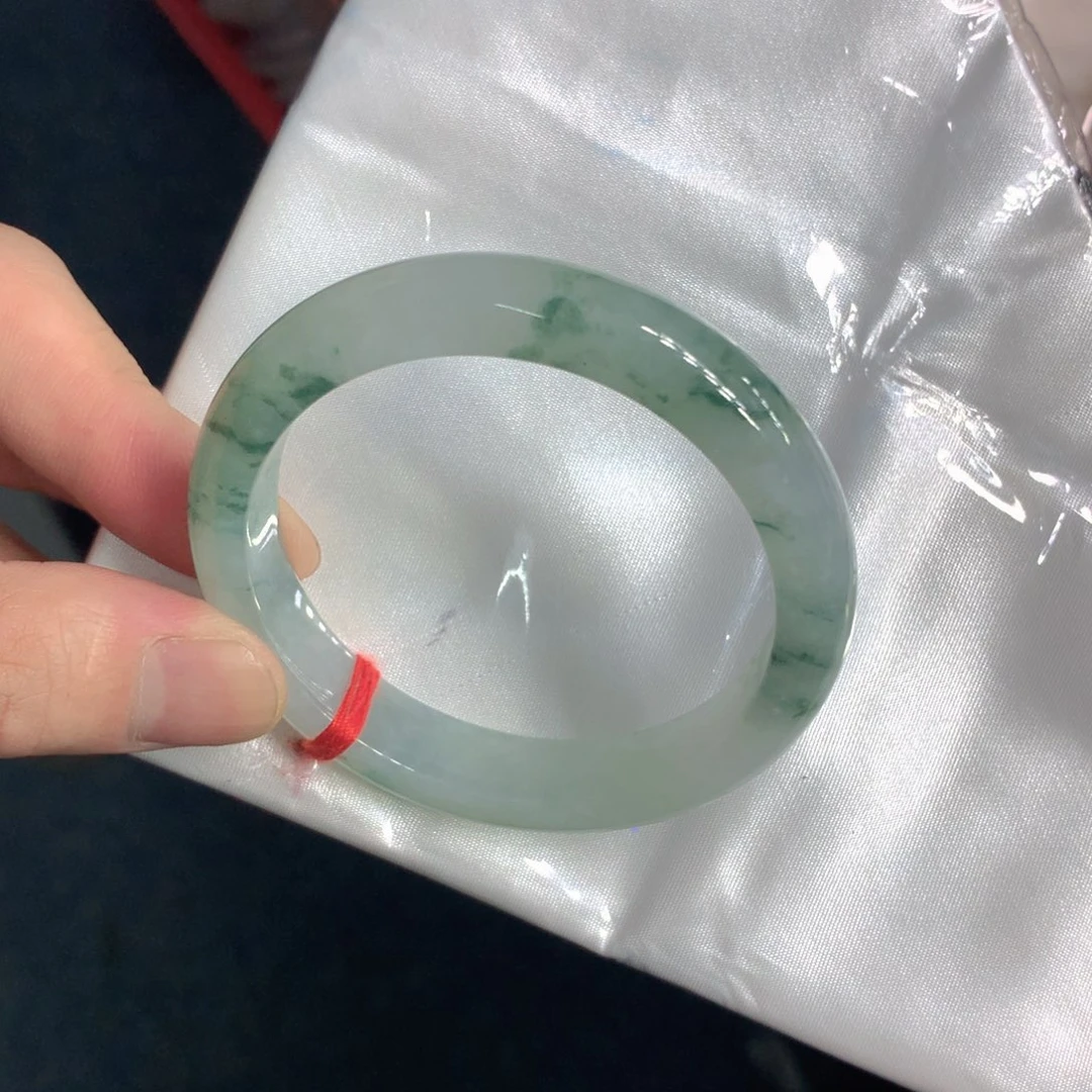 翡翠手镯未镶嵌翡翠