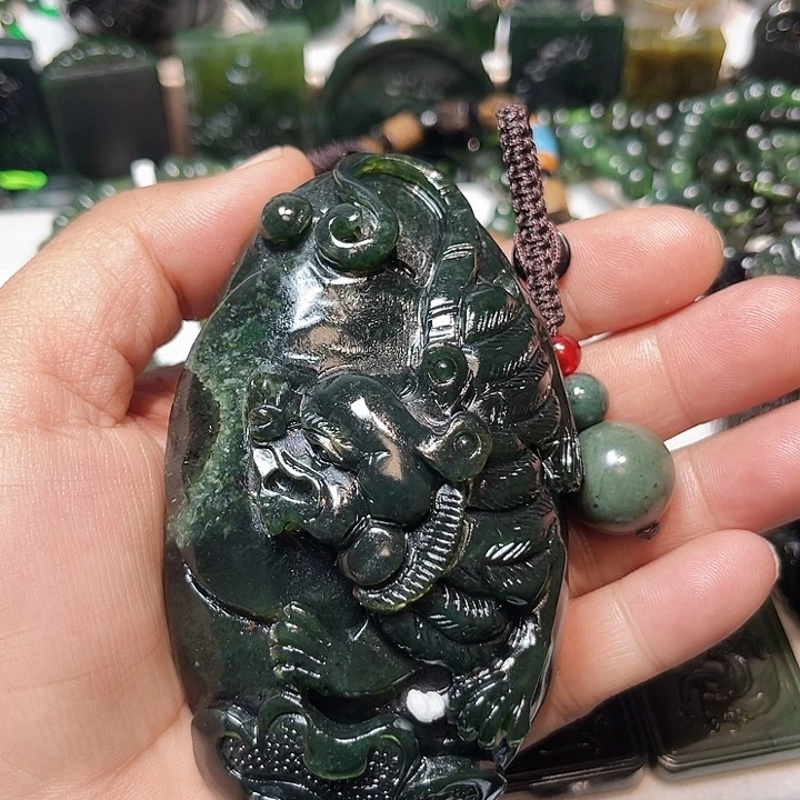 五***步蛇纹石玉未镶嵌颈饰