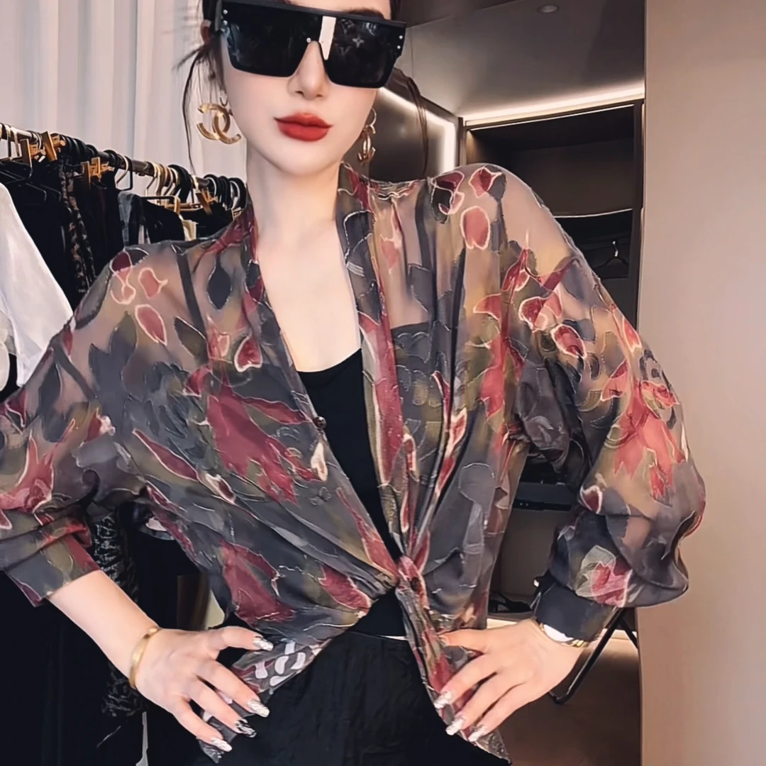 莎火火-原创新款夏季宽松版刺绣花色防晒衫时髦v领衬衫3026