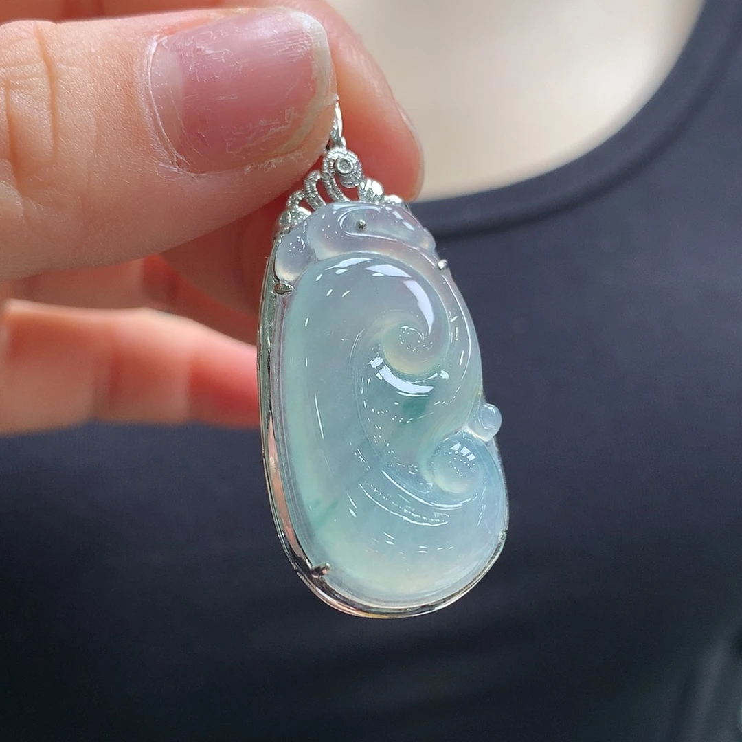 翡翠18K金镶嵌颈饰如意