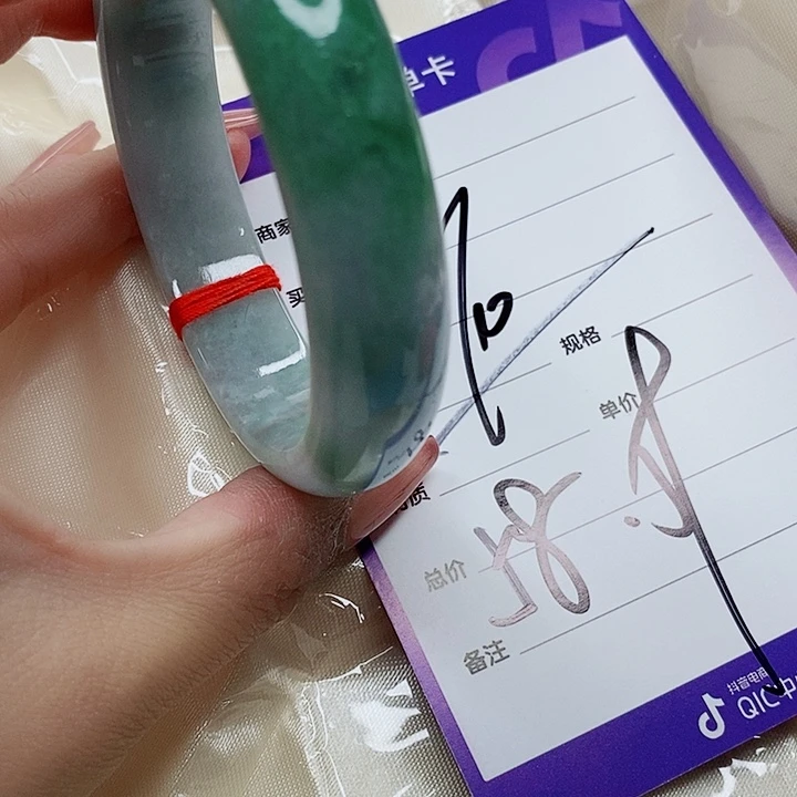 翡翠手镯（圆镯）未镶嵌桃***。