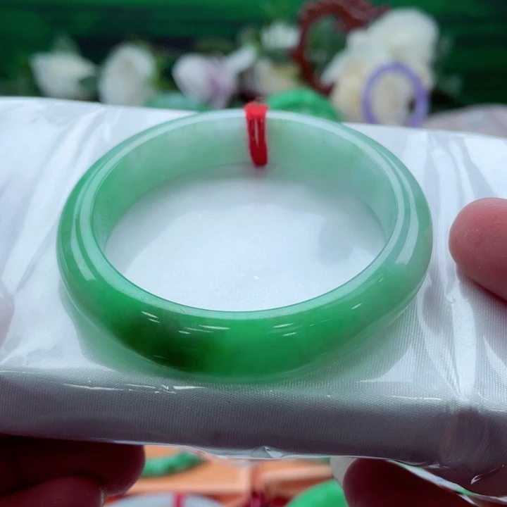 翡翠手镯未镶嵌翡翠