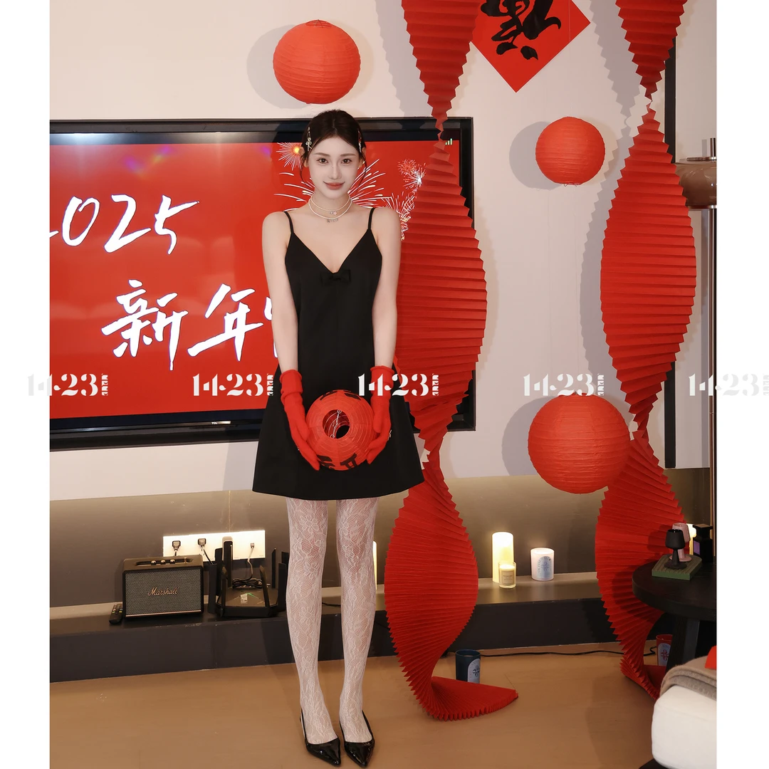 1423【黑巧甜心】简约百搭V领蝴蝶结设计修身吊带连衣裙袜