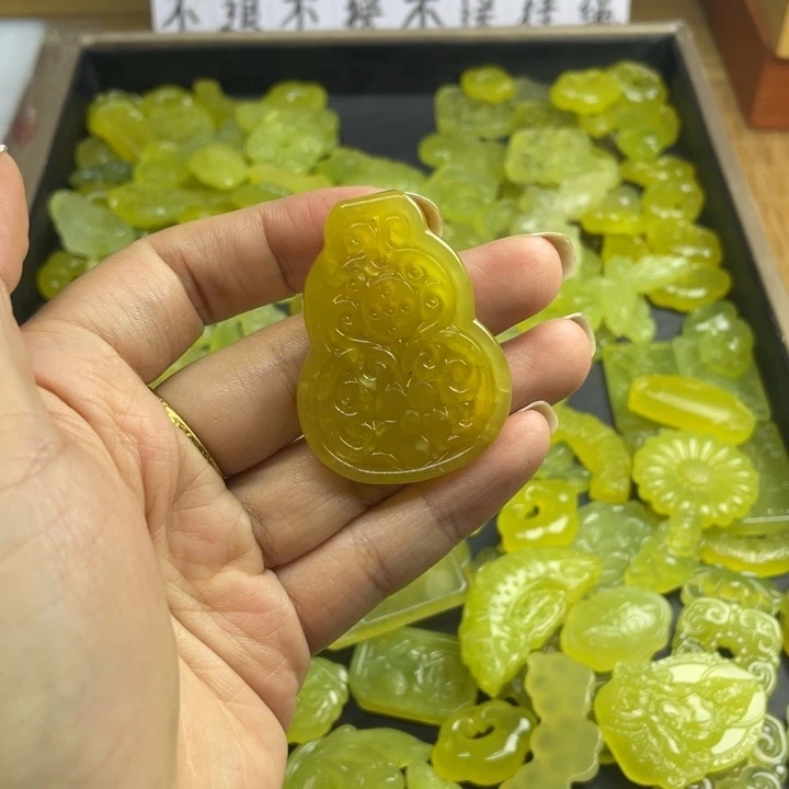 点***君蛇纹石玉未镶嵌颈饰