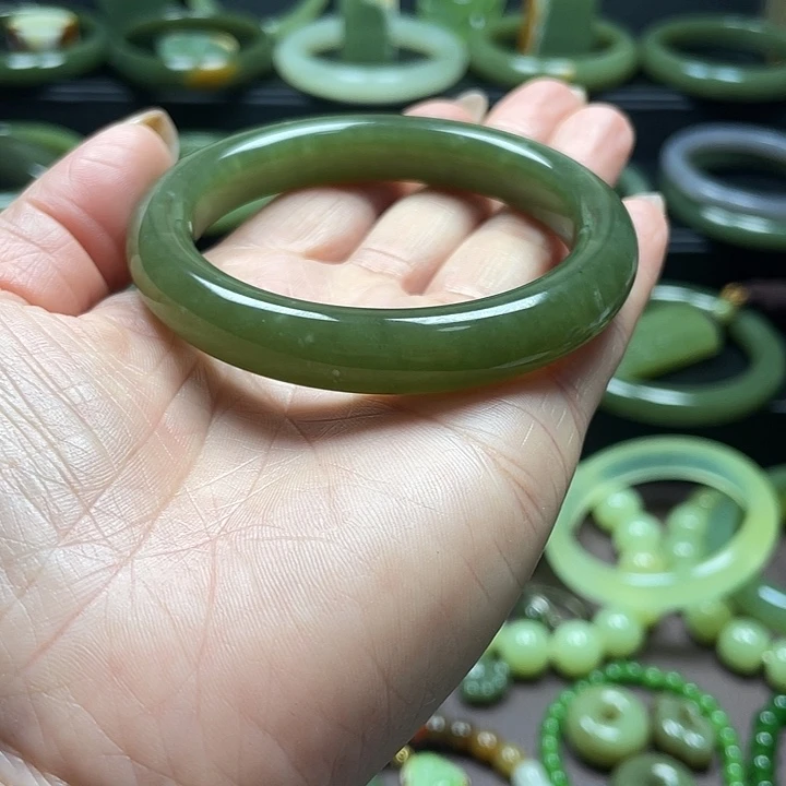 和田玉未镶嵌手镯