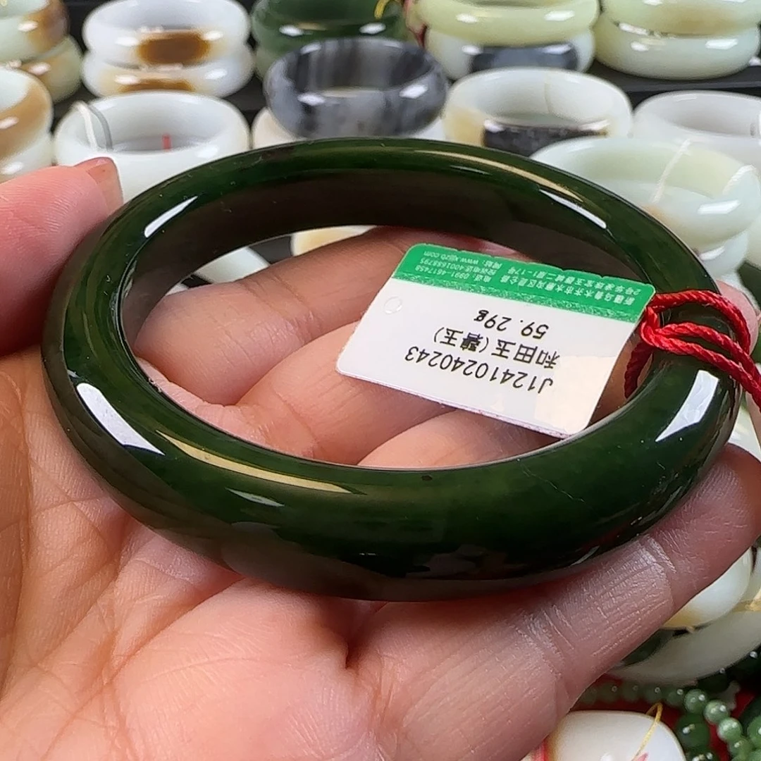 锁****和田玉（碧玉）未镶嵌手镯