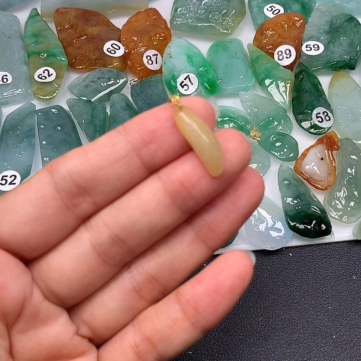 翡翠未镶嵌颈饰随型