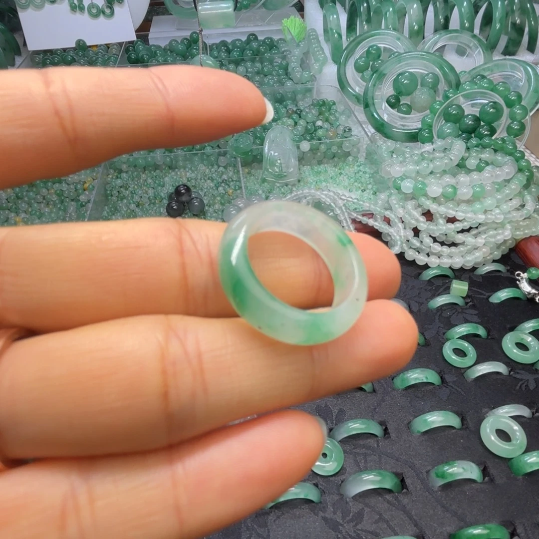 石英质玉（非洲翠）未镶嵌散珠戒指微瑕