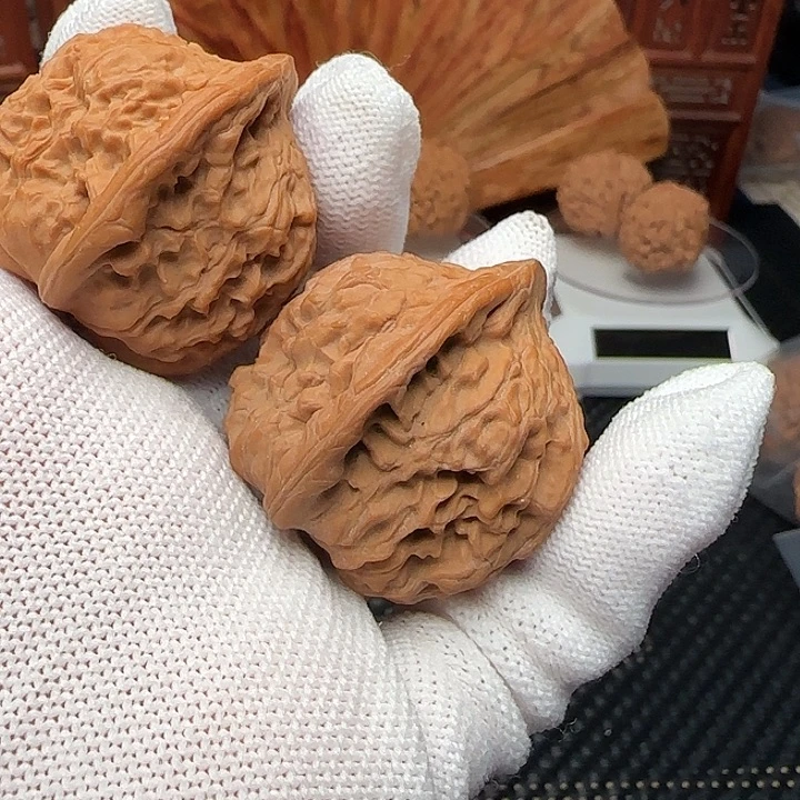 文玩核桃吊坠红狮子