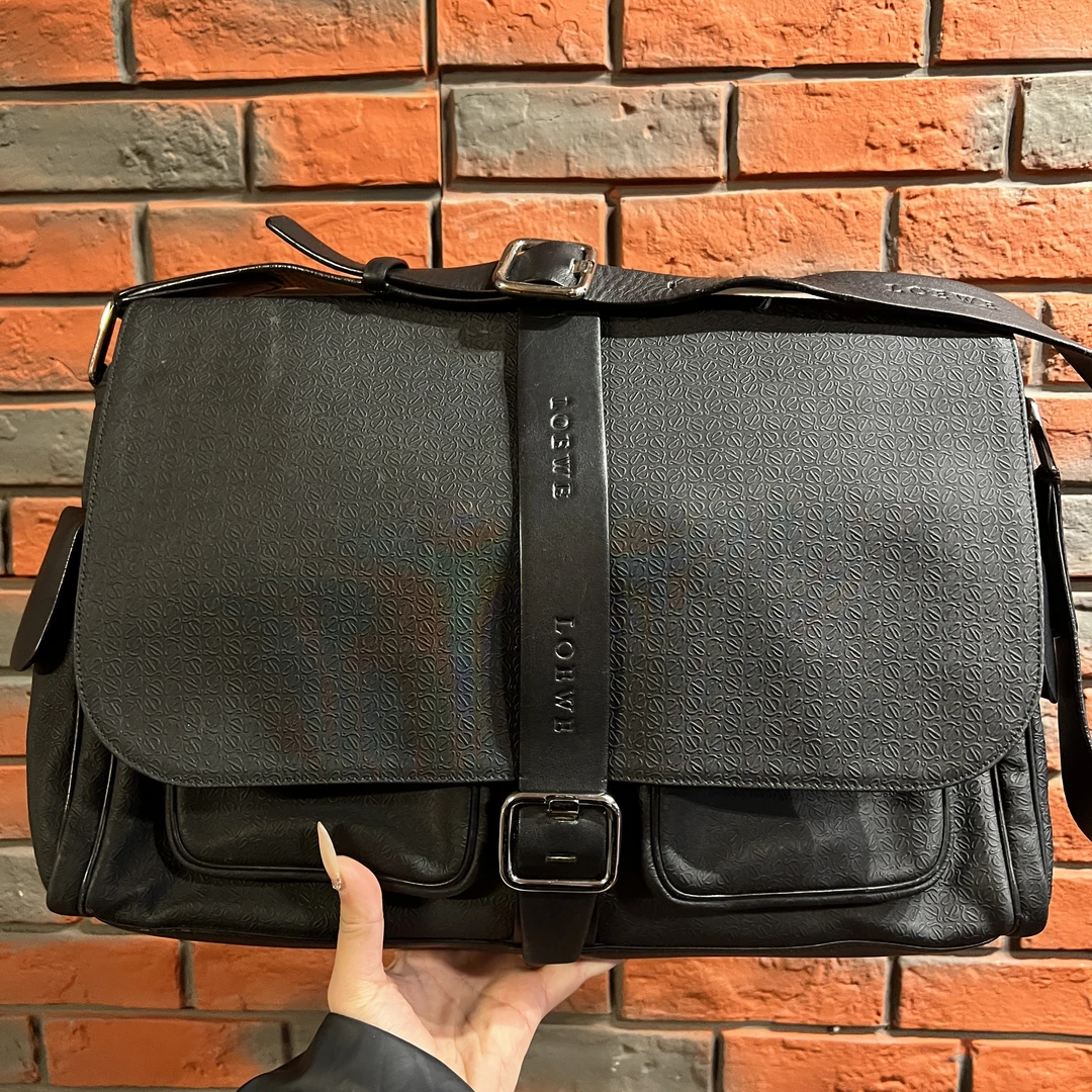 95新 LOEWE/罗意威 时尚印纹单扣邮差包斜挎包男包