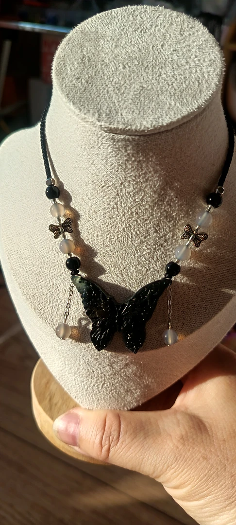 天然岫玉吊坠蝴蝶